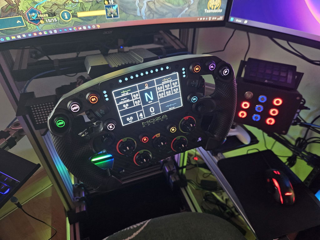 Un mini cockpit F1 in mano